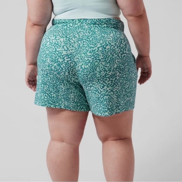 NWT! Athleta 4" Balance Shortie Teal Blue Animal
Print Blue Leopard Size 3X - Picture 2 of 10